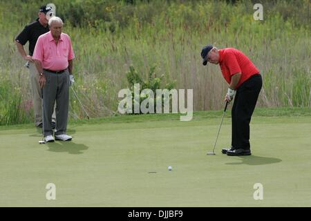 Août 10, 2010 - Benton Harbor, Michigan, États-Unis - Jack Nicklaus surveille la ligne de son putt, qu'il a raté, à l'avant neuf mardi matin au Club de Golf de Harbor Shores de Benton Harbor avec JOHNNY MILLER (L) et Arnold Palmer. Les deux légendes rejoint Johnny Miller et Arnold Palmer pour une session souvent humoristique de bouts jouants au golf et d'autres mots de sagesse pour les fans et repas enfants. Banque D'Images