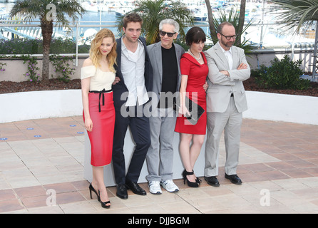 Sarah Gadon Robert Pattinson David Cronenberg Emily Hampshire adn Paul Giamatti 'Cosmopolis' photocall au cours de la 65e assemblée annuelle Banque D'Images