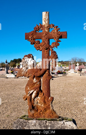 Ancienne croix en fonte rouille tombe dans le cimetière - France. Banque D'Images