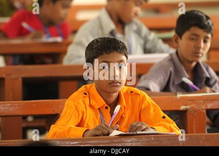 Dhaka le 20 novembre 2013. Les élèves passent du Bangladesh pour les examens terminaux à Dhaka. Banque D'Images