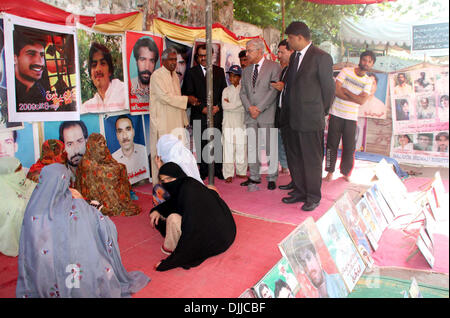 Karachi, Pakistan. 28 novembre 2013. Ministre d'État à la défense, Khuwaja Asif consolant de proches de personnes disparues du Baloutchistan, bien que sa visite au camp de démonstration de Baloch Organisation des droits de l'homme à Karachi Press Club le Jeudi, Novembre 28, 2013. Credit : Asianet-Pakistan/Alamy Live News Banque D'Images