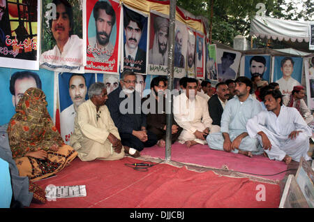 Karachi, Pakistan. 28 novembre 2013. Muttehida Qaumi Movement leader, Abdul Rasheed Godil consolant de proches de personnes disparues du Baloutchistan, bien que sa visite au camp de démonstration de Baloch Humana Organisation des droits de l'homme à Karachi Press Club le Jeudi, Novembre 28, 2013. Credit : Asianet-Pakistan/Alamy Live News Banque D'Images