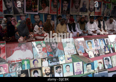 Karachi, Pakistan. 28 novembre 2013. Leader sunnite Tehreek, Shahid Ghauri consolant de proches de personnes disparues du Baloutchistan, bien que sa visite au camp de démonstration de Baloch Humana Organisation des droits de l'homme à Karachi Press Club le Jeudi, Novembre 28, 2013. Credit : Asianet-Pakistan/Alamy Live News Banque D'Images