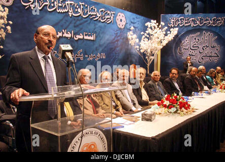 Karachi, Pakistan. 28 novembre 2013. Le Ministre principal, Sindh, Syed Qaim Ali Shah traite comme invité principal au cours de la sixième Conférence d'Urdu Aalami sous l'égide du Conseil des Arts du Pakistan, qui a eu lieu à Karachi le Jeudi, Novembre 28, 2013. Credit : Asianet-Pakistan/Alamy Live News Banque D'Images