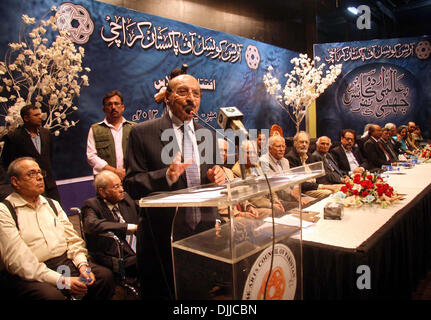 Karachi, Pakistan. 28 novembre 2013. Le Ministre principal, Sindh, Syed Qaim Ali Shah traite comme invité principal au cours de la sixième Conférence d'Urdu Aalami sous l'égide du Conseil des Arts du Pakistan, qui a eu lieu à Karachi le Jeudi, Novembre 28, 2013. Credit : Asianet-Pakistan/Alamy Live News Banque D'Images