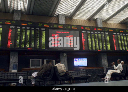 Karachi, Pakistan. 28 novembre 2013. Surveiller les prix des actions des commerçants la Karachi Stock Exchange (SEC), à Karachi le Jeudi, Novembre 28, 2013. Selon des sources sur KSE-100 jeudi matin était à 24059.36 avec un changement positif de 291,01 et le volume de 36 732 630 actions. Credit : Asianet-Pakistan/Alamy Live News Banque D'Images