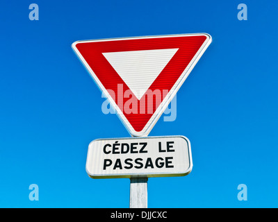 Le trafic routier français moderne panneau indiquant 'Cédez le passage' (céder le passage) - France. Banque D'Images