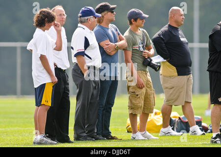 10 août 2010 - Foxborough, Massachusetts, États-Unis - 10 août 2010 : Patriots propriétaire ROBERT KRAFT (centre - chemise blanche) et le chanteur Jon Bon Jovi Bon Jovi (centre - chemise bleue) regarder la pratique commune au Stade Gillette Motifs pratique Foxborough,Massachusetts. (Crédit Image : © Geoff Bolte/ZUMApress.com) Southcreek/mondial Banque D'Images