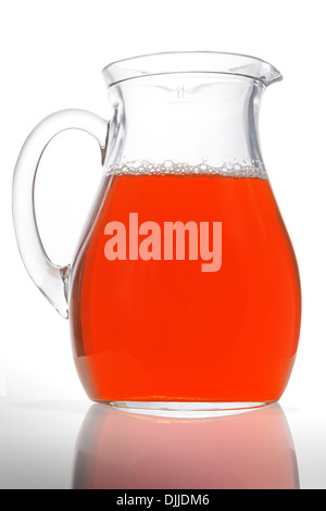 Un pichet de vin rouge maison isolated on white Banque D'Images