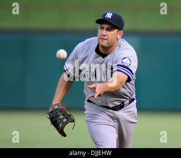 Le 11 août 2010 - Arlington, Texas, USA - Le 11 août 2010. Le joueur de premier but des Yankees LANCE BERKMAN tosse la balle à Javier Vasquez qu'il couvre la première base. Les Yankees de New York ont joué les Rangers du Texas en Ligue Majeure de Baseball un match au Ballpark à Arlington, au Texas. (Crédit Image : © ZUMA/ZUMApress.com) Ralph Lauer Banque D'Images
