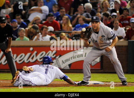Le 11 août 2010 - Arlington, Texas, USA - Le 11 août 2010. Rangers ELVIS ANDRUS dives retour à la première à battre le jet de Yankees LANCE BERKMAN comme les Yankees de New York ont joué les Rangers du Texas en Ligue Majeure de Baseball un match au Ballpark à Arlington, au Texas. (Crédit Image : © ZUMA/ZUMApress.com) Ralph Lauer Banque D'Images