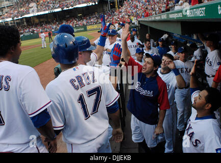 Le 11 août 2010 - Arlington, Texas, USA - Le 11 août 2010.les Texas Rangers célébrer une première manche homerun par Michael Young comme ils ont joué les Yankees de New York ont joué les Rangers du Texas en Ligue Majeure de Baseball un match au Ballpark à Arlington, au Texas. (Crédit Image : © ZUMA/ZUMApress.com) Ralph Lauer Banque D'Images