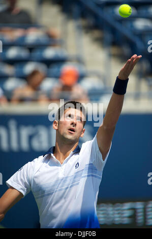 11 août, 2010..NOVAK DJOKOVIC de Serbie sert de la balle de tennis au cours de la deuxième ronde de la Coupe Rogers 2010 à Toronto, Ontario. Soderling bat Gulbis, 4-6, 6-4, 6-4. (Crédit Image : © Terry Ting/global/ZUMApress.com) Southcreek Banque D'Images