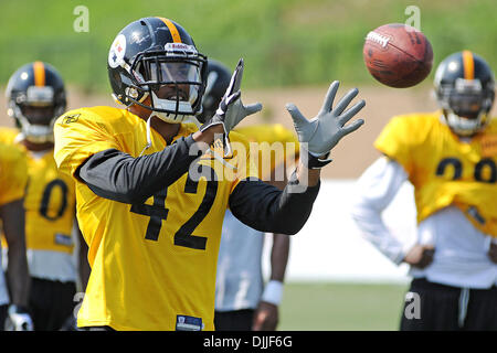 Le 11 août 2010 - Latrobe, Pennsylvanie, États-Unis d'Amérique - 11 août, 2010 : Pittsburgh Steelers' coffre DA'MSUR CROMARTLE-SMITH (42) fait une prise alors qu'il passe par un exercice d'aide avec les mains rapide au cours de camp d'entraînement à Saint Vincent College à Latrobe, PA...CRÉDIT OBLIGATOIRE : DEAN BEATTIE / SOUTHCREEK GLOBAL (Image Crédit : Â© Southcreek/ZUMApress.com) mondial Banque D'Images