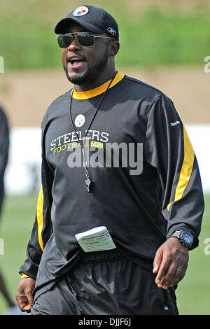 Le 11 août 2010 - Latrobe, Pennsylvanie, États-Unis d'Amérique - 11 août, 2010 : Pittsburgh Steelers' L'ENTRAÎNEUR-CHEF MIKE TOMLIN cris dans le champ au cours de camp d'entraînement à Saint Vincent College à Latrobe, PA...CRÉDIT OBLIGATOIRE : DEAN BEATTIE / SOUTHCREEK GLOBAL (Image Crédit : © Southcreek/ZUMApress.com) mondial Banque D'Images