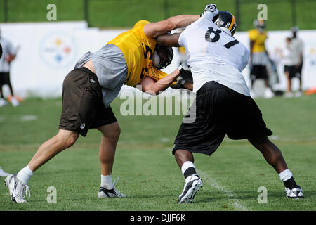 Le 11 août 2010 - Latrobe, Pennsylvanie, États-Unis d'Amérique - 11 août, 2010 : Pittsburgh Steelers' secondeur PATRICK BAILEY (55) et de Pittsburgh Steelers' tight end EUGENE BRIGHT (87) passer par des exercices de blocage au cours de camp d'entraînement à Saint Vincent College à Latrobe, PA...CRÉDIT OBLIGATOIRE : DEAN BEATTIE / SOUTHCREEK GLOBAL (Image Crédit : © Southcreek/ZUMApress.com) mondial Banque D'Images