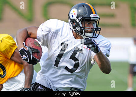 Le 11 août 2010 - Latrobe, Pennsylvanie, États-Unis d'Amérique - 11 août, 2010 : Pittsburgh Steelers' wide receiver BRANDON LONDON (15) s'exécute avec la balle après avoir fait un crochet au cours de camp d'entraînement à Saint Vincent College à Latrobe, PA...CRÉDIT OBLIGATOIRE : DEAN BEATTIE / SOUTHCREEK GLOBAL (Image Crédit : Â© Southcreek/ZUMApress.com) mondial Banque D'Images