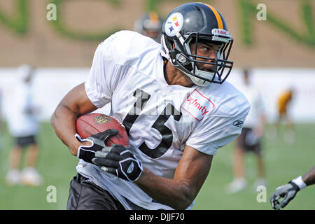 Le 11 août 2010 - Latrobe, Pennsylvanie, États-Unis d'Amérique - 11 août, 2010 : Pittsburgh Steelers' wide receiver BRANDON LONDON (15) s'exécute avec la balle après avoir fait un crochet au cours de camp d'entraînement à Saint Vincent College à Latrobe, PA...CRÉDIT OBLIGATOIRE : DEAN BEATTIE / SOUTHCREEK GLOBAL (Image Crédit : Â© Southcreek/ZUMApress.com) mondial Banque D'Images