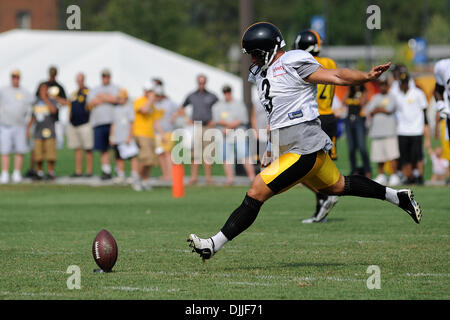 Le 11 août 2010 - Latrobe, Pennsylvanie, États-Unis d'Amérique - 11 août, 2010 : Pittsburgh Steelers' kicker JEFF REED (3) les vents jusqu'à un coup de pied que l'équipe travaille sur le coup d'retourne au cours de camp d'entraînement à Saint Vincent College à Latrobe, PA...CRÉDIT OBLIGATOIRE : DEAN BEATTIE / SOUTHCREEK GLOBAL (Image Crédit : © Southcreek/ZUMApress.com) mondial Banque D'Images