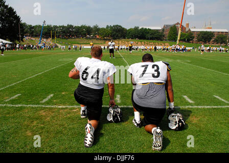 Le 11 août 2010 - Latrobe, Pennsylvanie, États-Unis d'Amérique - 11 août, 2010 : Pittsburgh Steelers' centre DOUG LEGURSKY (64) et de Pittsburgh Steelers' attaquer RAMON FOSTER (73) attendent leur tour dans des exercices d'équipes au cours de camp d'entraînement à Saint Vincent College à Latrobe, PA...CRÉDIT OBLIGATOIRE : DEAN BEATTIE / SOUTHCREEK GLOBAL (Image Crédit : © Southcreek/ZUMApress.com) mondial Banque D'Images