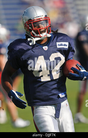 Le 11 août 2010 - Foxborough, Massachusetts, United States of America - Aug 11, 2010 : New England Patriots' RB BENJARVUS GREEN-ELLIS (42) Fin d'un terme au cours de l'exercice en groupe au Stade Gillette Motifs pratique Foxborough,Massachusetts. Crédit obligatoire : Geoff Bolte / Southcreek Global (Image Crédit : © Southcreek/ZUMApress.com) mondial Banque D'Images