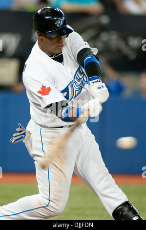 Le 11 août 2010 - Toronto, Ontario, Canada - 11 août 2010 Toronto, Ontario : Toronto Blue Jays l'arrêt-court YUNEL ESCOBAR # 5 avec à coup sûr contre les Red Sox de Boston au cours du mercredi soir d'un match de baseball, au Centre Rogers de Toronto, Ontario. Les Red Sox de Boston a ensuite battu les Blue Jays de Toronto par la marque de 10-1. (Crédit Image : © Darren Eagles/global/ZUMApress Southcreek.c Banque D'Images