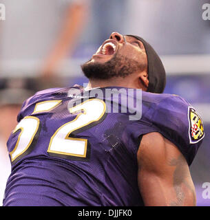 12 août 2010 - Baltimore, Maryland, États-Unis d'Amérique - Aug 12, 2010 : Baltimore linebacker Raven Ray Lewis (# 52) bénéficie de l'introduction arborant. Les Ravens ont conduit les Panthers 10-3 à la moitié comme les équipes ont joué leur premier match pré-saison à M & T Bank Stadium à Baltimore, Maryland. (Crédit Image : Â© Southcreek/ZUMApress.com) mondial Banque D'Images