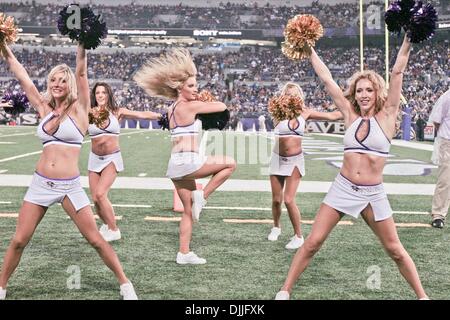 12 août 2010 - Baltimore, Maryland, États-Unis d'Amérique - Aug 12, 2010 : Baltimore Ravens cheerleaders de divertir la foule dans le premier quart du match contre les Panthers. Les Ravens défait les Panthers 17-12 comme les équipes ont joué leur premier match pré-saison à M & T Bank Stadium à Baltimore, Maryland. (Crédit Image : © Global/ZUMApress.com) Southcreek Banque D'Images