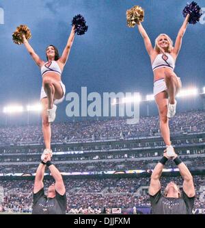 12 août 2010 - Baltimore, Maryland, États-Unis d'Amérique - Aug 12, 2010 : Baltimore Ravens cheerleaders de divertir la foule dans le premier quart du match contre les Panthers. Les Ravens défait les Panthers 17-12 comme les équipes ont joué leur premier match pré-saison à M & T Bank Stadium à Baltimore, Maryland. (Crédit Image : © Global/ZUMApress.com) Southcreek Banque D'Images