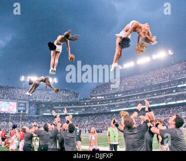 12 août 2010 - Baltimore, Maryland, États-Unis d'Amérique - Aug 12, 2010 : Baltimore Ravens cheerleaders de divertir la foule dans le premier quart du match contre les Panthers. Les Ravens défait les Panthers 17-12 comme les équipes ont joué leur premier match pré-saison à M & T Bank Stadium à Baltimore, Maryland. (Crédit Image : © Global/ZUMApress.com) Southcreek Banque D'Images