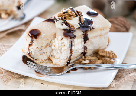 Fresh fait Walnut Cake fourré massepain Banque D'Images