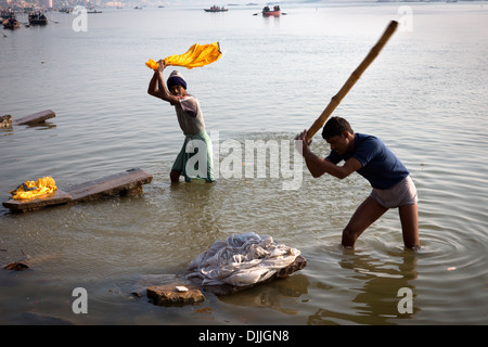 Deux hommes vêtements lavés dans la zone désignée dans les eaux du Gange à Varanasi. Banque D'Images