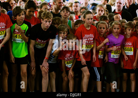 Les enfants sur la ligne de départ pour le Robin Hood's Kids Enfants mini marathon Nottinghamshire Nottingham East Midlands, Angleterre Banque D'Images