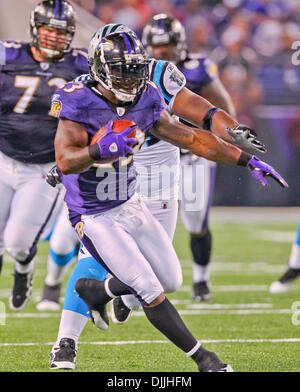 12 août 2010 - Baltimore, Maryland, États-Unis d'Amérique - Aug 12, 2010 : Baltimore Raven's running back Willis McGahee (# 23) ressemble pour l'exécution de prix contre les Carolina Panthers au premier trimestre. Les Ravens défait les Panthers 17-12 comme les équipes ont joué leur premier match pré-saison à M & T Bank Stadium à Baltimore, Maryland. (Crédit Image : © Southcreek Global/ZUM Banque D'Images