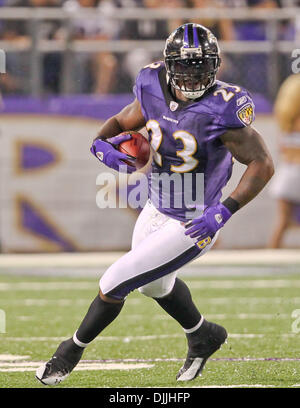 12 août 2010 - Baltimore, Maryland, États-Unis d'Amérique - Aug 12, 2010 : Baltimore Raven's running back Willis McGahee (# 23) ressemble pour l'exécution de prix contre les Carolina Panthers au premier trimestre. Les Ravens défait les Panthers 17-12 comme les équipes ont joué leur premier match pré-saison à M & T Bank Stadium à Baltimore, Maryland. (Crédit Image : © Southcreek Global/ZUM Banque D'Images