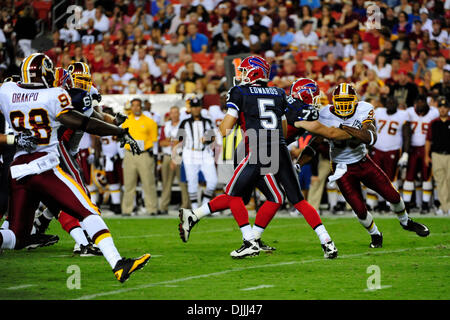 13 août 2010 - Landover, Maryland, United States of America - 13 août, 2010 : Buffalo Bills Quarterback TRENT EDWARDS (.# 5) a l'air de passer la balle contre les Redskins de Washington au cours du deuxième trimestre de leur jeu d'avant saison à FedEx Field à Landover, MD..Crédit obligatoire : Rassi Bornéo / Southcreek Global (Image Crédit : © Southcreek/ZUMApress.com) mondial Banque D'Images