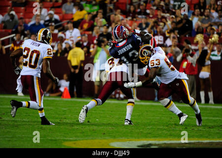 13 août 2010 - Landover, Maryland, United States of America - 13 août, 2010 : Buffalo Bills Wide Receiver STEVE JOHNSON (# 13) est abordé par Redskins de Washington Coffre REED DOUGHTY (# 37) et le secondeur PERRY RILEY (# 53) au cours du deuxième trimestre de leur jeu d'avant saison à FedEx Field à Landover, MD..Crédit obligatoire : Rassi Bornéo / Southcreek Global (Image Crédit : © Southcreek Gl Banque D'Images