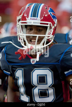 13 août 2010 - Landover, Maryland, United States of America - 13 août, 2010 : Buffalo Bills Wide Receiver Naaman Roosevelt (# 18) s'exécute sur le terrain avec ses coéquipiers avant le premier match pré-saison contre les Redskins de Washington à FedEx Field à Landover, MD..Crédit obligatoire : Rassi Bornéo / Southcreek Global (Image Crédit : Â© Southcreek/ZUMApress.com) mondial Banque D'Images