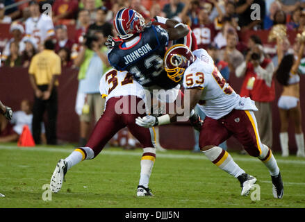 13 août 2010 - Landover, Maryland, United States of America - 13 août, 2010 : Buffalo Bills Wide Receiver STEVE JOHNSON (# 13) est abordé par Redskins de Washington Coffre REED DOUGHTY (# 37) et le secondeur PERRY RILEY (# 53) au cours du deuxième trimestre de leur jeu d'avant saison à FedEx Field à Landover, MD..Crédit obligatoire : Rassi Bornéo / Southcreek Global (Image Crédit : Â© Southcreek G Banque D'Images