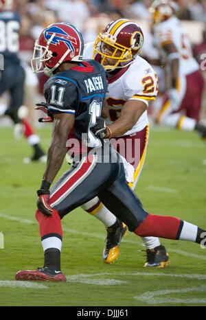 13 août 2010 - Landover, Maryland, United States of America - 13 août, 2010 : Buffalo Bills Wide Receiver ROSCOE PARRISH (# 11) essaie de secouer Redskins de Washington CARLOS évoluait ROGERS (# 22) au cours du premier trimestre dans leur jeu d'avant saison à FedEx Field à Landover, MD..Crédit obligatoire : Rassi Bornéo / Southcreek Global (Image Crédit : Â© Southcreek/ZUMApress.com) mondial Banque D'Images