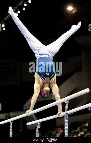 13 août 2010 - Hartford, Connecticut, États-Unis d'Amérique - Août 13, 2010 : THOMAS KELLEY effectue aux barres parallèles lors des Championnats VISA finale chez les hommes à l'XL Center à Hartford, Connecticut. Crédit obligatoire : Geoff Bolte / Southcreek Global (Image Crédit : © Southcreek/ZUMApress.com) mondial Banque D'Images