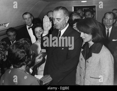 Le Vice-président américain Lyndon B. Johnson est assermenté à titre de président par le juge Sarah Hughes après la mort de John F. Kennedy à bord d'Air Force One le 22 novembre 1963 à Dallas, Texas. Participation à l'événement sont la L-R : Mac Kilduff (coin inférieur gauche), Jack Valenti, , M. Albert Thomas, Lady Bird Johnson, chef Jessie Curry (derrière la main de LBJ), Jacqueline Kennedy et Jack Brooks, membre du Congrès. Banque D'Images