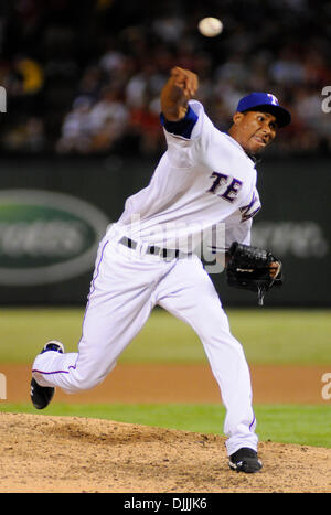 14 août 2010 - Fort Worth, Texas, USA - Le 14 août 2010. Le releveur des Texas Rangers ALEXI OGANDO arrive avec l'un de gauche dans la 6e manche. Les Red Sox de Boston a défait les Texas Rangers 3 à 1 dans un match de baseball à l'Ballpark à Arlington, au Texas. (Crédit Image : © ZUMA/ZUMApress.com) Ralph Lauer Banque D'Images