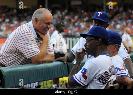 14 août 2010 - Fort Worth, Texas, USA - Le 14 août 2010. Le président Texas Rangers NOLAN RYAN (à gauche) et manager de l'équipe RON WASHINGTON (à droite) parler avant le début de la partie. Les Red Sox de Boston a défait les Rangers du Texas en Ligue Majeure de Baseball un match au Ballpark à Arlington, au Texas. (Crédit Image : © ZUMA/ZUMApress.com) Ralph Lauer Banque D'Images