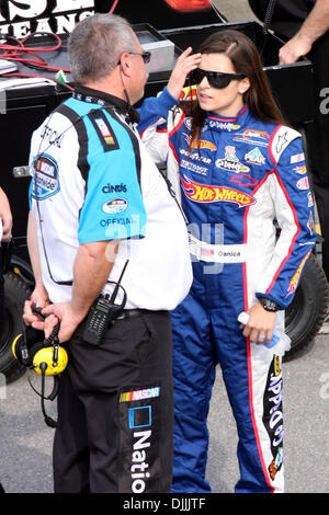 14 août 2010 - Brooklyn, Michigan, États-Unis d'Amérique - 14 août 2010 : Danica Patrick parle d'un programme national de qualifications officielles avant au Michigan International Speedway à Brooklyn, Michigan..Crédit obligatoire : Alan Ashley / Southcreek Global (Image Crédit : © Southcreek/ZUMApress.com) mondial Banque D'Images