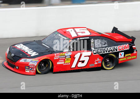 14 août 2010 - Brooklyn, Michigan, États-Unis d'Amérique - 14 août 2010 : MICHAEL ANNETT (# 15) fait une course de qualification à la Michigan International Speedway à Brooklyn, Michigan..Crédit obligatoire : Alan Ashley / Southcreek Global (Image Crédit : © Southcreek/ZUMApress.com) mondial Banque D'Images