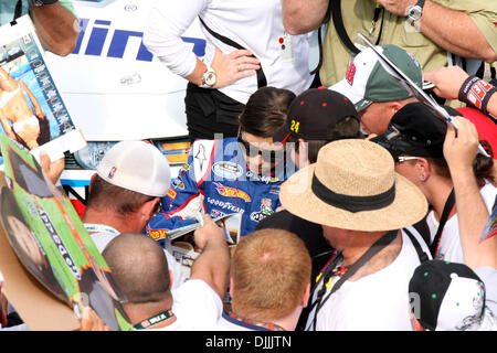 14 août 2010 - Brooklyn, Michigan, États-Unis d'Amérique - 14 août 2010 : Danica Patrick (centre), signe des autographes avant d'être admissibles à la Michigan International Speedway à Brooklyn, Michigan..Crédit obligatoire : Alan Ashley / Southcreek Global (Image Crédit : © Southcreek/ZUMApress.com) mondial Banque D'Images