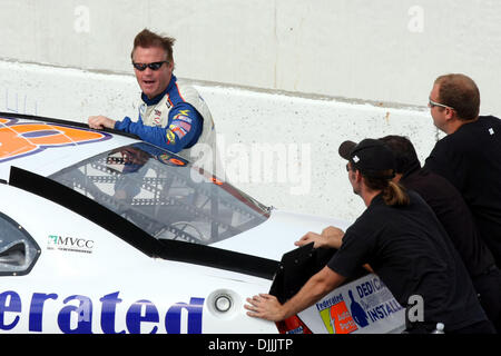 14 août 2010 - Brooklyn, Michigan, États-Unis d'Amérique - 14 août 2010 : Kenny Wallace (centre) contribue à son équipage pousser sa voiture à la ligne de référence au Michigan International Speedway à Brooklyn, Michigan..Crédit obligatoire : Alan Ashley / Southcreek Global (Image Crédit : © Southcreek/ZUMApress.com) mondial Banque D'Images