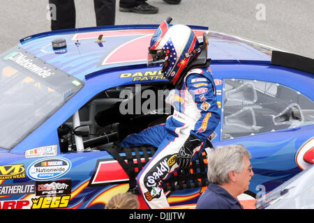 14 août 2010 - Brooklyn, Michigan, États-Unis d'Amérique - 14 août 2010 : Danica Patrick (centre) sort de sa voiture après qualification au Michigan International Speedway à Brooklyn, Michigan..Crédit obligatoire : Alan Ashley / Southcreek Global (Image Crédit : © Southcreek/ZUMApress.com) mondial Banque D'Images