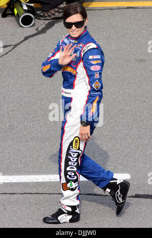 14 août 2010 - Brooklyn, Michigan, États-Unis d'Amérique - 14 août 2010 : Danica Patrick courbes à certains fans en descendant pit road à Michigan International Speedway à Brooklyn, Michigan..Crédit obligatoire : Alan Ashley / Southcreek Global (Image Crédit : © Southcreek/ZUMApress.com) mondial Banque D'Images